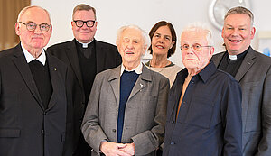 Zahlreiche Gäste gratulierten Pfarrer em. Bernard Krause (Mitte) zu seinem 10.. Geburtstag (von links.:) Pfarrer Hubert Hambrügge, Pfarrer Dirk Holtmann, Mechtild Overberg als Nichte, Wegbegleiter Werner Lehmann und Pfarrer Hartmut Niehues. Zahlreiche Gäste gratulierten Pfarrer em. Bernard Krause (Mitte) zu seinem 10.. Geburtstag (von links.:) Pfarrer Hubert Hambrügge, Pfarrer Dirk Holtmann, Mechtild Overberg als Nichte, Wegbegleiter Werner Lehmann und Pfarrer Hartmut Niehues.
