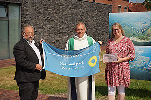 Freuen sich über die Rezertifizierung: (v.l.) Thomas Kamp-Deister (Referent für Schöpfungsbewahrung im Bistum Münster), Pfarrer Lars-Jörg Bratke und Umweltbeauftragte Kerstin Achterberg. 