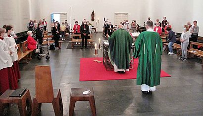 Mehrere Menschen feiern einen Gottesdienst.