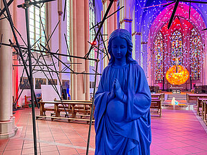 Im Mittelpunkt der Kunstinstallation steht das bekannte Adventslied „Maria durch ein Dornwald ging“.