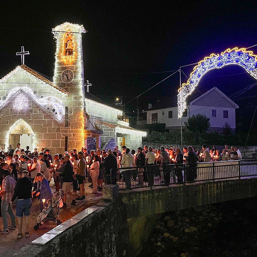 Eine hell beleuchtete Kirche bei Nacht.