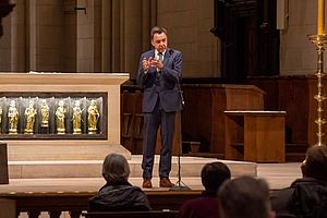 Prof. Dr. Thomas Söding steht im Altarraum des St.-Paulus-Doms und spricht zum Publikum in den Kirchenbänken gewandt in ein Mikrofon.