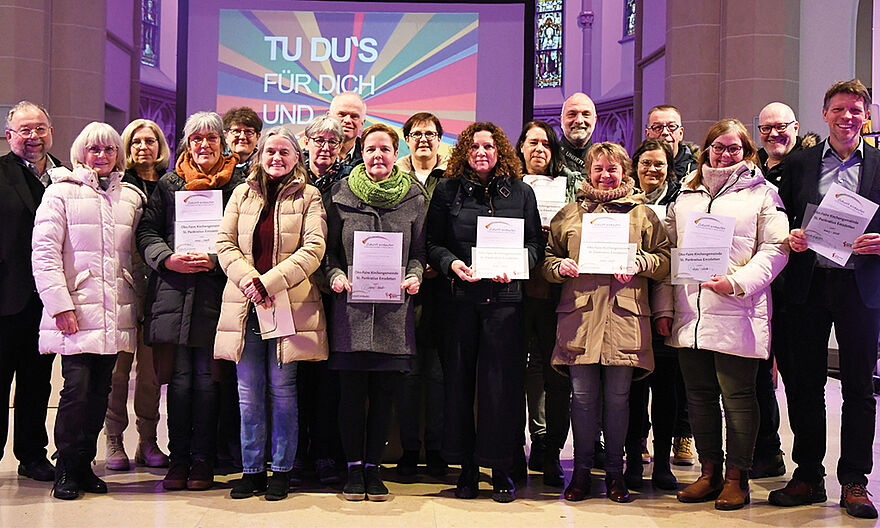 Für ihr Engagement zum Klima- und Umweltschutz wurde die Pfarrei St. Pankratius vom Bistum Münster als ökofaire Gemeinde zertifiziert. Thomas Kamp-Deister (links) hatte Plaketten und Urkunden für alle Einrichtungen mitgebracht. Für ihr Engagement zum Klima- und Umweltschutz wurde die Pfarrei St. Pankratius vom Bistum Münster als ökofaire Gemeinde zertifiziert. Thomas Kamp-Deister (links) hatte Plaketten und Urkunden für alle Einrichtungen mitgebracht.