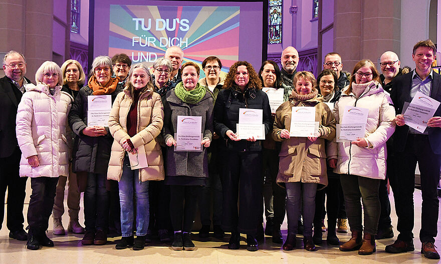 Für ihr Engagement zum Klima- und Umweltschutz wurde die Pfarrei St. Pankratius vom Bistum Münster als ökofaire Gemeinde zertifiziert. Thomas Kamp-Deister (links) hatte Plaketten und Urkunden für alle Einrichtungen mitgebracht.