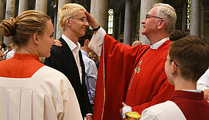 Diözesanadministrator Dr. Antonius Hamers spendete in Rom das Sakrament der Firmung. Diözesanadministrator Dr. Antonius Hamers spendete in Rom das Sakrament der Firmung.