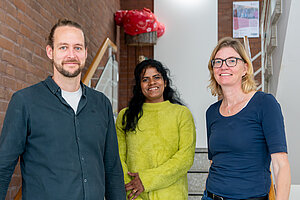 Johannes Wilde, Menaka Kandeepan und Ruth Ehrich blicken auf 20 Jahre „Sure Start – Die Babyspielstunde“ zurück.
