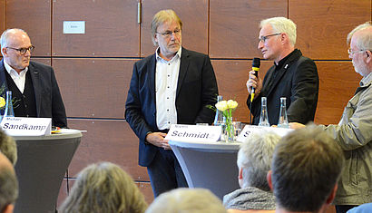 Diskussionsrunde am Stehtisch mit Propst Jürgen Quante, Michael Sandkamp, Martin Schmitz und Michael Siewering. 