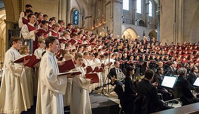 Zahlreiche Sängerinnen und Sänger der Dommusik singen im Paulus-Dom.