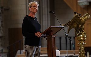 Dr. Stefanie Babst steht an einem Lesepult im vorderen Bereich des Altarraums des St.-Paulus-Doms und blickt auf das Publikum. Dr. Stefanie Babst steht an einem Lesepult im vorderen Bereich des Altarraums des St.-Paulus-Doms und blickt auf das Publikum.