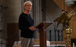 Dr. Stefanie Babst steht an einem Lesepult im vorderen Bereich des Altarraums des St.-Paulus-Doms und blickt auf das Publikum.