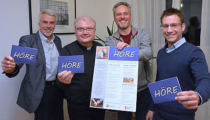 Mit dem Wort „Höre“ beginnt das wichtigste Gebet im Judentum – mit ihm machen Edmund Verbeet, Pfarrer Stefan Notz, Markus van Berlo und Markus van Briel (von links) auf das „crossing project“ aufmerksam. 