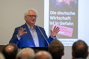 Der Wirtschaftsethiker Prof. Dr. Bernhard Emunds steht am Rednerpult und gestikuliert, während er spricht.