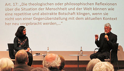 Altbischof Kräutler im Gespräch mit Moderatorin Claudia Ackermann.