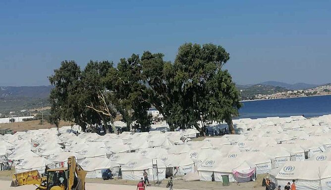 Flüchtlingszelte stehen am Strand
