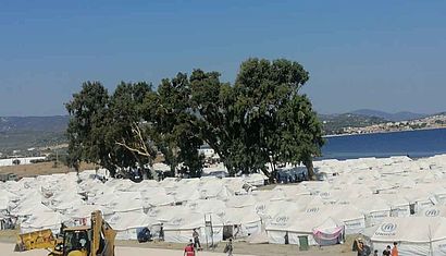 Flüchtlingszelte stehen am Strand