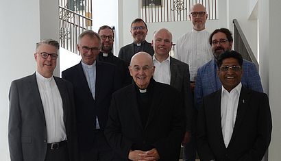 Gruppenbild der Jubilare und des Bischofs: (vordere Reihe von links) Marc Röbel, Felix Genn, Davis Puthussery, (mittlere Reihe von links) Christian Schmitt, Ralph Forthaus, Ryszard Gawluk, (hintere Reihe von links) Klaus Klein-Schmeink, Benedikt Elshoff und Siegfried Thesing.  