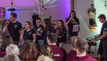 Die Areopag-Band spielt in einer Kirche.