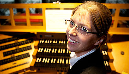 Stephanie Constantin-Ahrens an der Orgel
