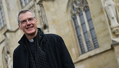 Bischof Dr. Heiner Wilmer SCJ vor dem St.-Paulus-Dom in Münster