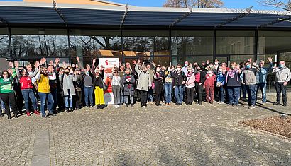 Viele Menschen stehen vor dem Eingang der Wasserburg Rindern.