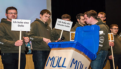 Schüler des 120. Internationalen Hauptkurses der Landvolkshochschule zeigten in kleinen Szenen, aus welchen Gründen Lebensmittel direkt nach der Ernte weggeworfen werden.