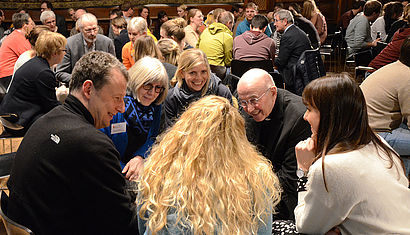 Biscvhof Dr. Felix Genn im Gespräch mit Religionslehrern