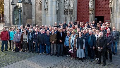 Eine große Menschengruppe steht vor dem Eingang zum Xantener Dom.