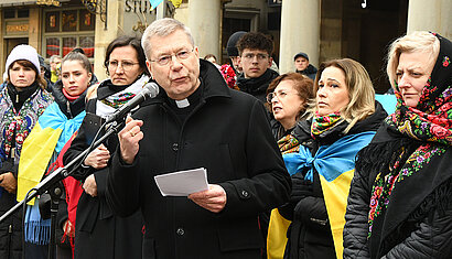 Weihbischof Zekorn und Mariya Sharko bei Kundgebung zum viertes Jahrestag des Überfalls auf die Ukraine