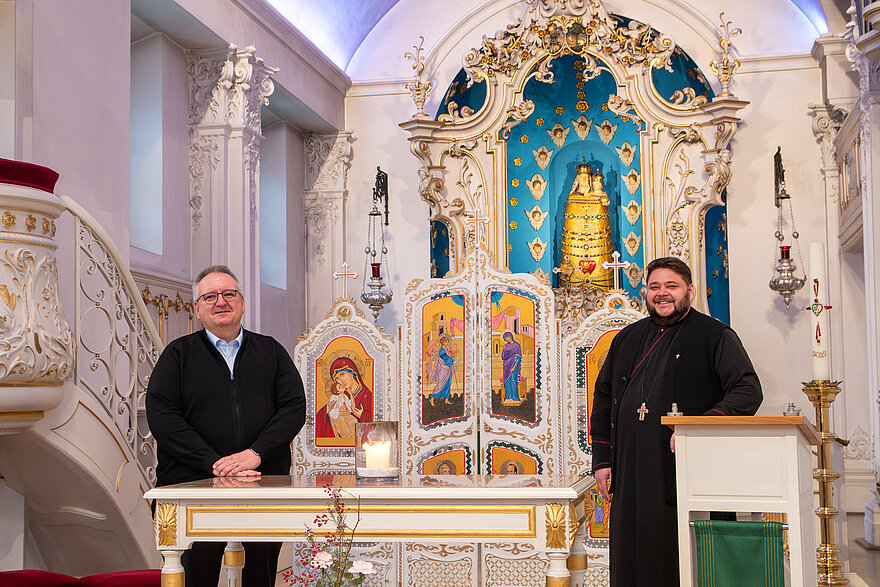 Der katholische Pfarrer Jürgen Streuer (links) und der rumänisch-orthodoxe Pfarrer Dimitrie Ursache (rechts) stehen im Altarraum der Dyckburg-Kirche. Der katholische Pfarrer Jürgen Streuer (links) und der rumänisch-orthodoxe Pfarrer Dimitrie Ursache (rechts) stehen im Altarraum der Dyckburg-Kirche.