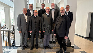 Sie feierten gemeinsam das silberne Weihejubiläum (vorne, von links) Herbert Werth, Frank-Ludger Bakenecker, Hermann Backhaus, Dirk Költgen, (hinten, von links) Jürgen Streuer, Ferdinand Hempelmann, Jürgen Schäfer und Klaus Winterkamp. Sie feierten gemeinsam das silberne Weihejubiläum (vorne, von links) Herbert Werth, Frank-Ludger Bakenecker, Hermann Backhaus, Dirk Költgen, (hinten, von links) Jürgen Streuer, Ferdinand Hempelmann, Jürgen Schäfer und Klaus Winterkamp.