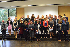 Gruppenbild der Absolventinnen und Absolventen, der Studiengangsleitung sowie der Vertreter/innen von EFL und Bistum.