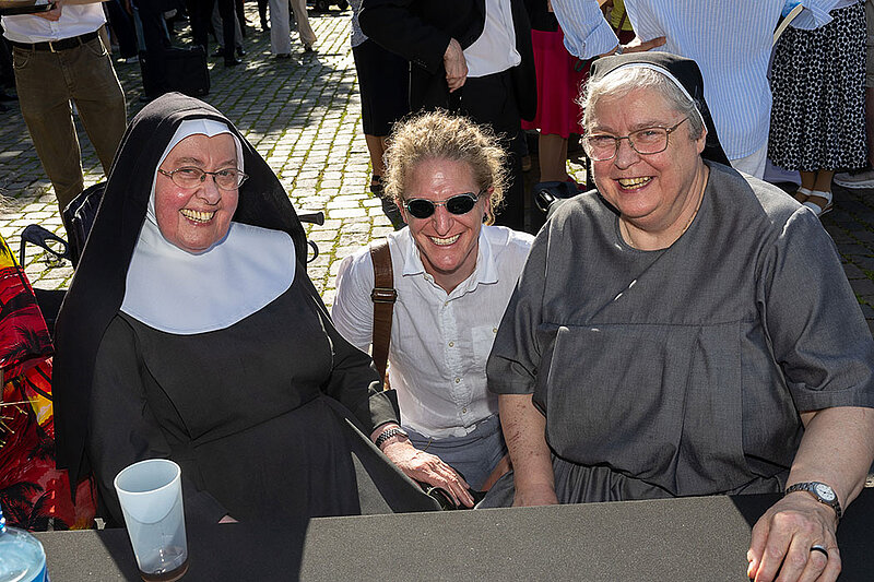 Nach dem Gottesdienst gab es ein Fest der Begegnung und des Austausches mit Bischof Heiner und den Besuchern der Amsteinführung.