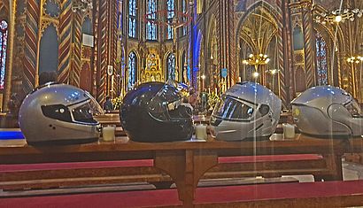 Vier Helme liegen in der Kevelaerer Basilika auf einer Kirchenbank.