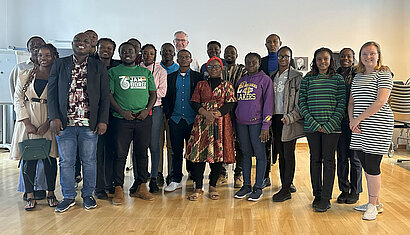 Gruppenbild der Gäste aus Tamale/Ghana mit Diözesanadministrator Dr. Antonius Hamers.