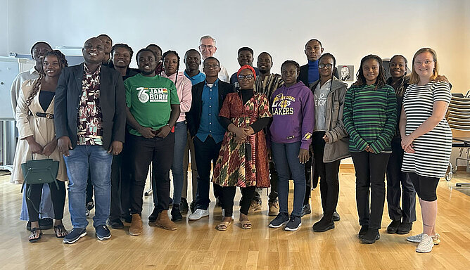 Gruppenbild der Gäste aus Tamale/Ghana mit Diözesanadministrator Dr. Antonius Hamers.