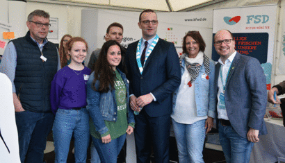 Jens Spahn mit Freiwilligendienstlern