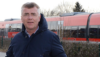Pfarrer Bernd Strickmann steht am Bahnhof in Nordwalde.
