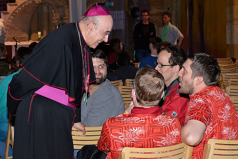 Der Bischof im Gespräch mit jungen Männern
