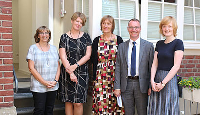 Vor dem Eingang der EFL in Moers stehen (von links) Sabine Gruetjen, Nicole Wiethoff, Renate Liebig, Dr. Markus Wonka und Carolin Landers.