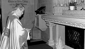 Erzbischof Erwin Ender kniet vor dem Altar in der Sterbekapelle des heiligen Ludgerus im Ludgerus-Dom Billerbeck.