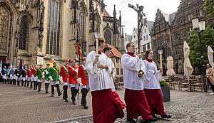 Die Nachbildung des historischen Pestkreuzes wir der Großen Prozession durch die Innenstadt von Münster vorangetragen. Die Nachbildung des historischen Pestkreuzes wir der Großen Prozession durch die Innenstadt von Münster vorangetragen.