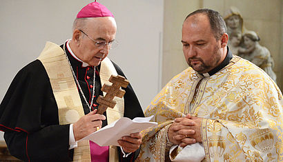 Bischof Felix Genn (links9 und Pfarrer Dragos
