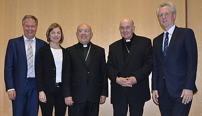 Thomas Wieland, Carolin Kronenburg (beide Adveniat), Kardinal Pedro Ricardo Barreto, Bischof Felix Genn und Akademiedirektor Antonius Kerkhoff beim Diskussionsabend in der Akademie Franz Hitze Haus.