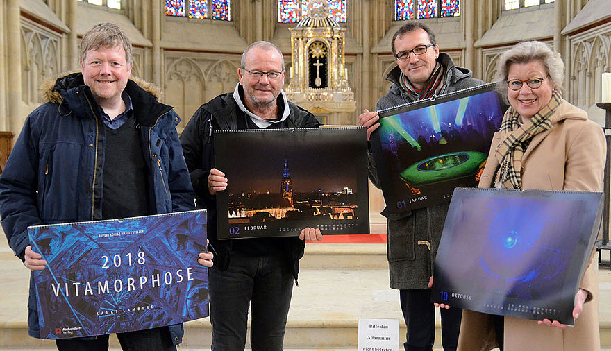 Rupert König, Pfarrer Detlef Zieger sowie Dr. Bernward Kröger und Silke Haunfelder vom Aschendorff Verlag (von links) präsentieren den Wandkalender mit Fotos der Kunstinstallation „VitaMorphose“. 