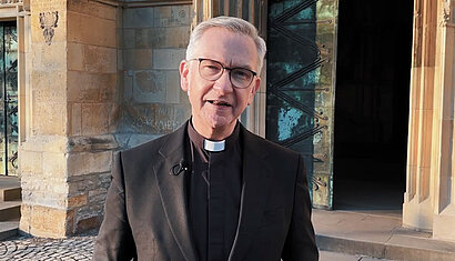Diözesanadministrator Dr. Antonius Hamers vor dem Portal des Doms in Münster.