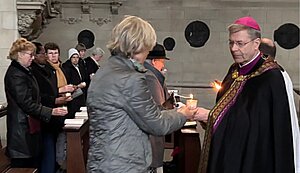 Beim Lichtritus gab Weihbischof Dr. Stefan Zekorn das Licht der Osterkerze an die Gläubigen weiter. Beim Lichtritus gab Weihbischof Dr. Stefan Zekorn das Licht der Osterkerze an die Gläubigen weiter.