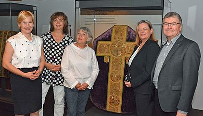 Im Museum stehen vor einer Vitrine mit einem Messgewand von links Elisabeth Maas, Claudia Kressin, Sophie Voets-Hahne, Sabine Weiss und Propst Klaus Wittke.