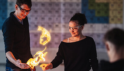 Steffen Tekotte bei einem Experiment