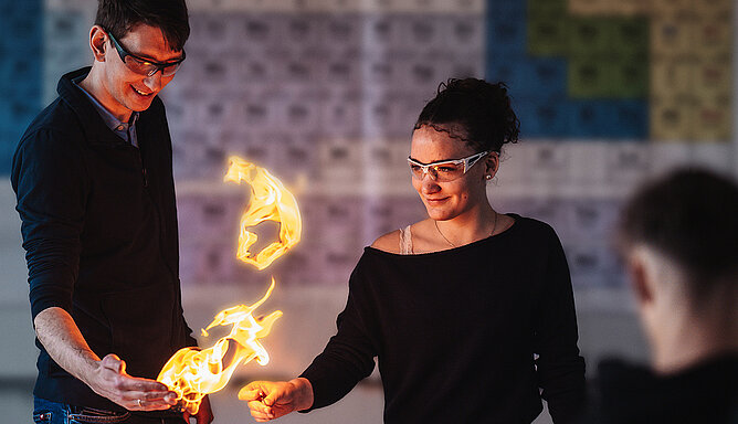 Steffen Tekotte bei einem Experiment