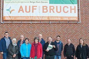 Gruppenbild mit Ludger Hugenroth, Agnes Kaufmann, Georg Krümpelmann, Anke Huth, Maria Beumer, Dr. Alois Thomes, Thomas Kamp-Deister, Christof Ullrich, Pfarrer Peter Kossen sowie Joana Deister 